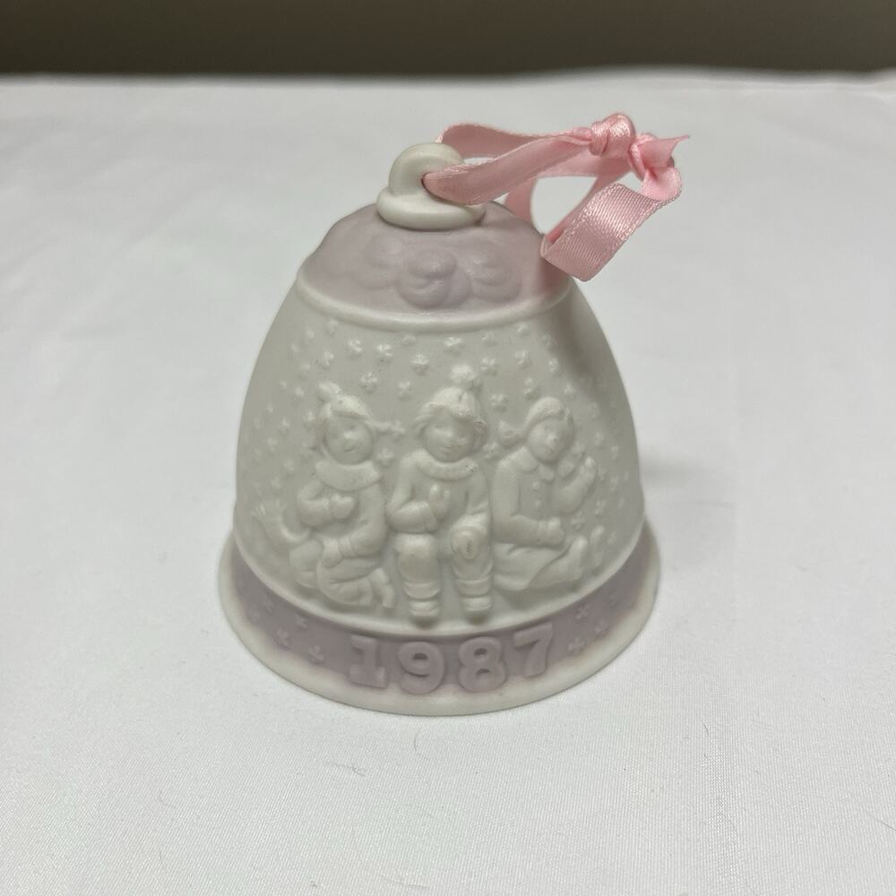 Lladro Annual Christmas Bell 1987 Children Singing Hand made in Spain.